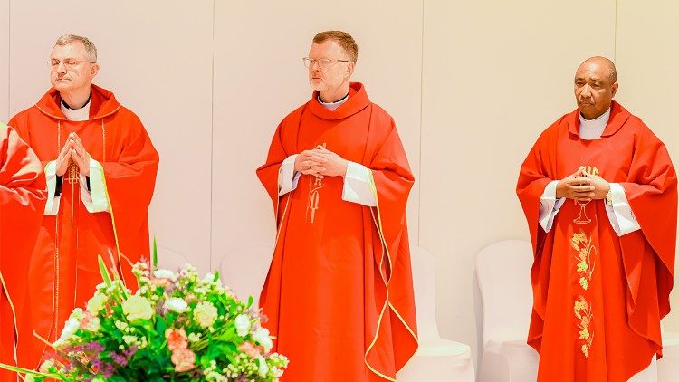 Misa iliudhuria na viongozi wa Curia Romana pia pamoja na AMECEA