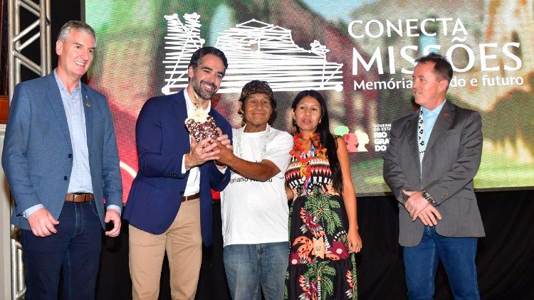 Visita do Governador a Santo &Acirc;ngelo. Presen&ccedil;a do secret&aacute;rio de Estado da Cultura Eduardo D. Loureiro, Governador Eduardo Leite, paj&eacute; Floriano embaixador dos 400Anos, cacica Miguelina, Yv&aacute; Mirim, e Dr. Paulo Leal presidente do Instituto Hist&oacute;rico e Geogr&aacute;fico de Santo &Acirc;ngelo. Foto: Fernando Gomes