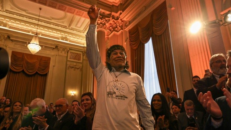 Floriano Romeu, paj&eacute;. Embaixador dos 400Anos da chegada dos jesu&iacute;tas no RS. Paj&eacute; &eacute; o l&iacute;der espiritual, curandeiro e conselheiro. Atua como intermedi&aacute;rio entre o mundo material e o espiritual. Autor da foto: Cerimonial do Pal&aacute;cio Piratini.
