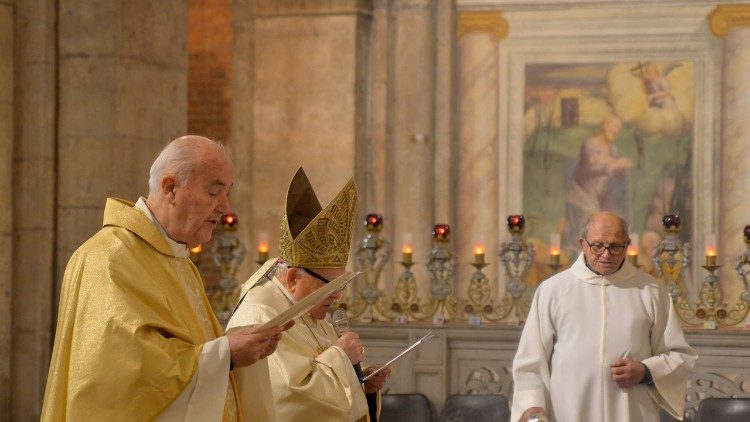 Padre Gianfranco Casagrande in primo piano, durante una celebrazione