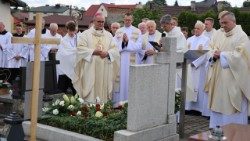 Modlitwa przy grobie Sługi Bożego na cmentarzu w Lędzianach (fot. Kinga Noras)