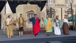 La compagnia dello spettacolo "Pietro e Paolo a Roma" durante le prove a Piazza Santa Marta