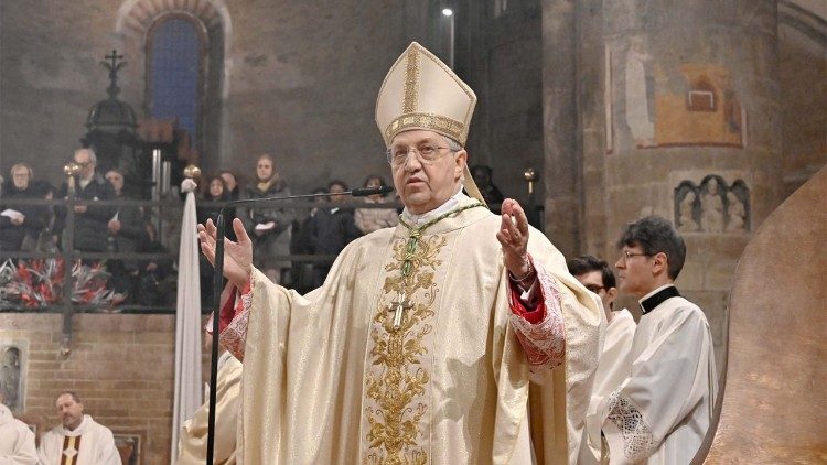 Monsignor Maurizio Malvestiti durante una celebrazione