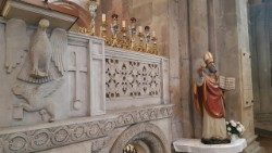 La statua di sant'Agostino nella basilica di San Pietro in Ciel d'Oro