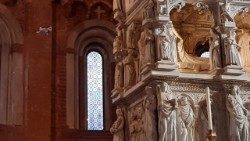 Арка над магілай святога Аўгустына ў касцёле святога Пятра ў Павіі