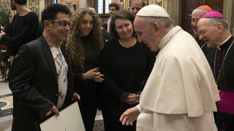 Papa Francesco ed Edoardo Bennato all'incontro con gli artisti del concerto di Natale, 14 dicembre 2018