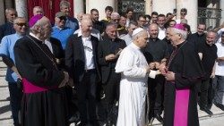 Leone XIV con il vescovo di Lodi, monsignor Maurizio Malvestiti, all'udienza giubilare del 6 settembre 2025