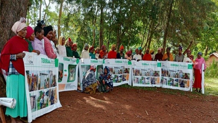 Nel sud dell'Etiopia, un gruppo di donne partecipa a un'iniziativa con l'ong italiana Comunit&agrave; volontari nel mondo