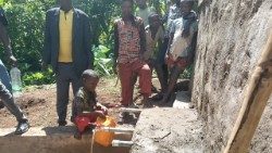 Bambini si riforniscono d'acqua dal nuovo acquedotto