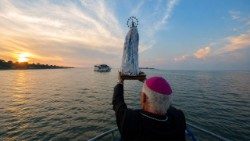 Dom Irineu Roman no Rio Tapajós, com a imagem de Nossa Senhora Conceição. 