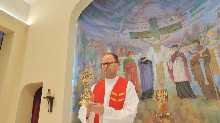 P. Tom&aacute;š Koumal přin&aacute;š&iacute; relikvi&aacute;ř s ostatky Jana Buly a V&aacute;clava Drboly