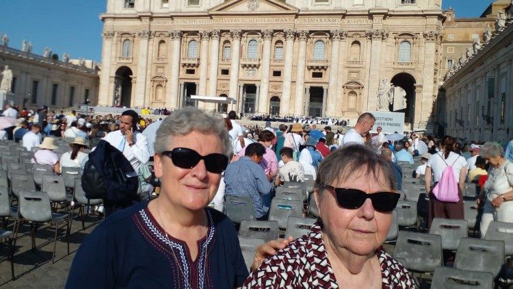 Suor Amalia Martin Vilchez e suor Marie Bernadette Guillot in Piazza San Pietro