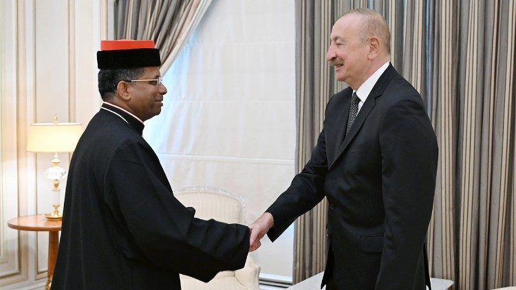La stretta di mano tra il cardinale Koovakad e il presidente Aliyev