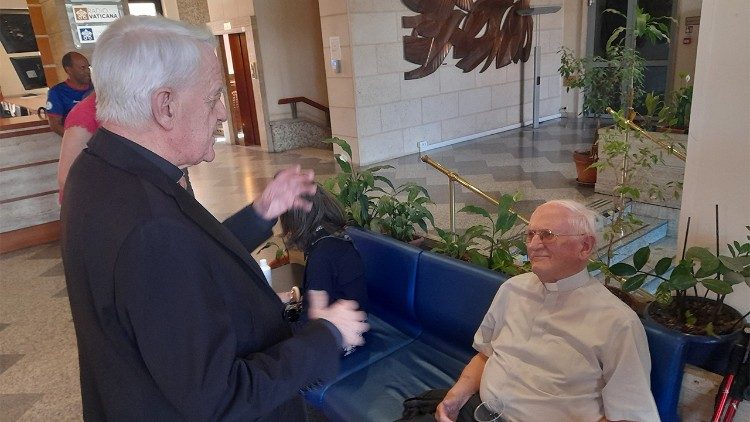 P. Lombardi empfing P. Gemmingen im Eingangsbereich des Radios