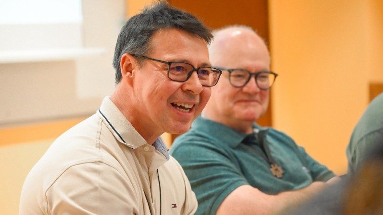 O Ir. Vanderlei com o superior geral do Instituto Marista, Ir. Peter Caroll, em Roma