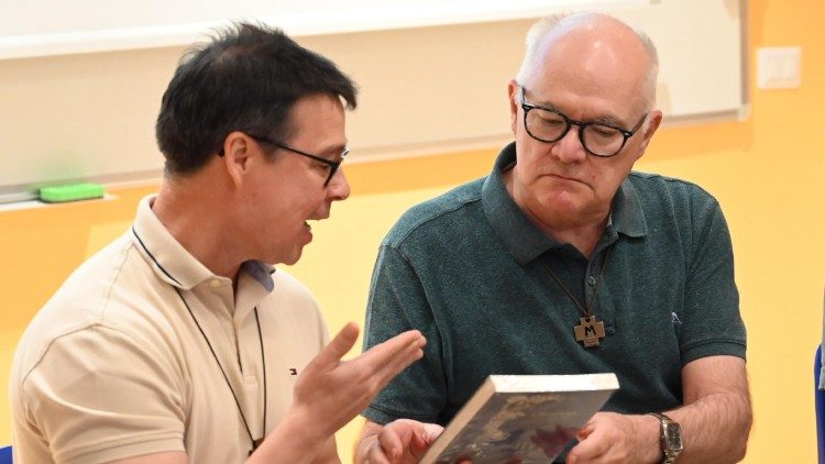 Em Roma, o Ir. Vanderlei com o superior geral do Instituto Marista, Ir. Peter Caroll