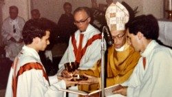 Robert Prevos OSA přijímá kalich z rukou arcibiskupa Jeana Jadota, 19. června 1982