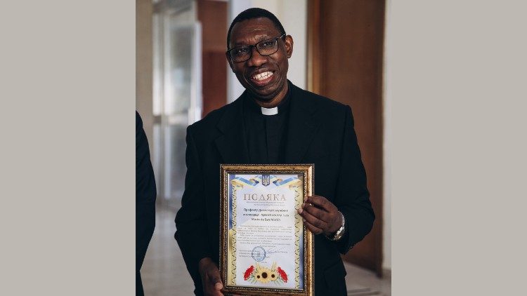 La targa consegnata a monsignor Mbena in rappresentanza dell'Elemosiniere monsignor  Luis Mar&iacute;n de San Mart&iacute;n