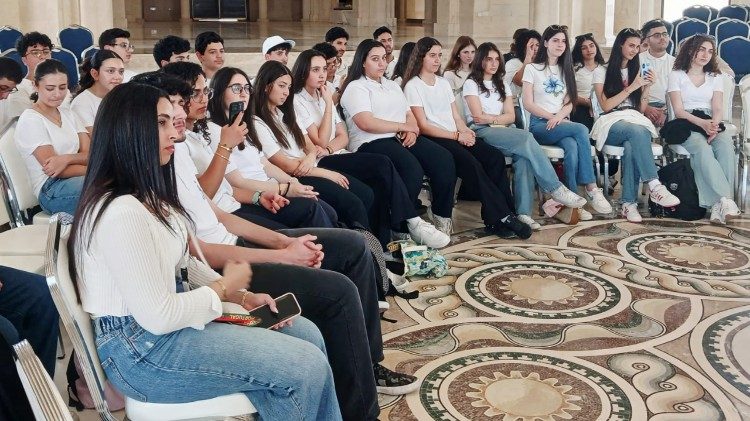 J&oacute;venes en uno de los congresos mundiales