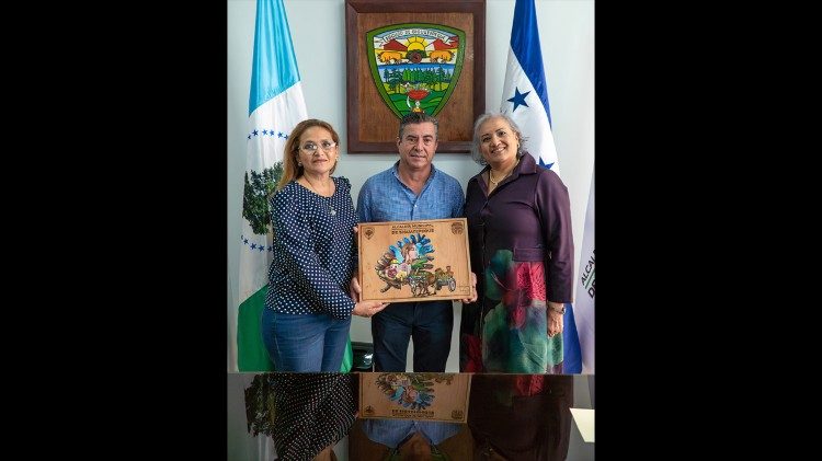 Honduras al momento de tener el obsequio que recibi&oacute; el Papa