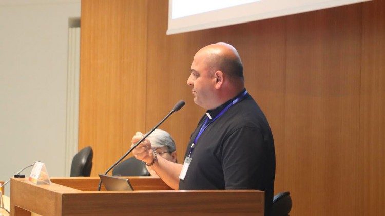 Fr. Fabio Favata bei seinem Vortrag (Bild: Mirticeli Medeiros, IADC)