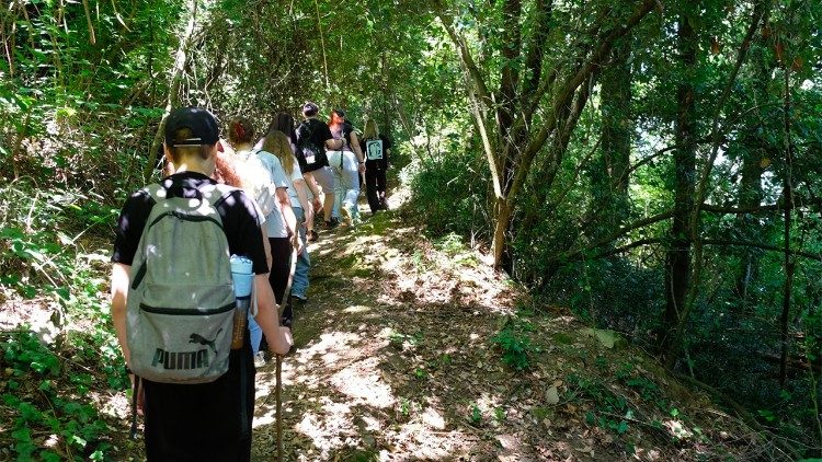 I ragazzi mentre fanno una escursione tra i boschi