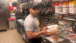 Kamal al lavoro da Mc Donald's
