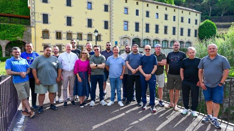 O grupo diante da hist&oacute;rica Casa M&atilde;e do Instituto Marista em L’Hermitage, na Fran&ccedil;a