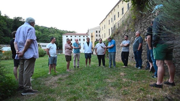 O grupo em L'Hermitage, na França, na Casa Mãe do Instituto Marista, construída pelo próprio São Marcelino Champagnat