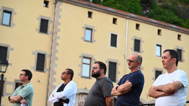 O grupo em L'Hermitage, na França, na Casa Mãe do Instituto Marista, construída pelo próprio São Marcelino Champagnat