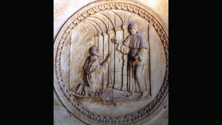 Giovanni da Udine, Egidio da Viterbo in ginocchio davanti al papa sullo sfondo delle Logge, 1518-1519 ca., medaglione in stucco, pilastro ester- no della quinta campata delle Logge di Raffaello