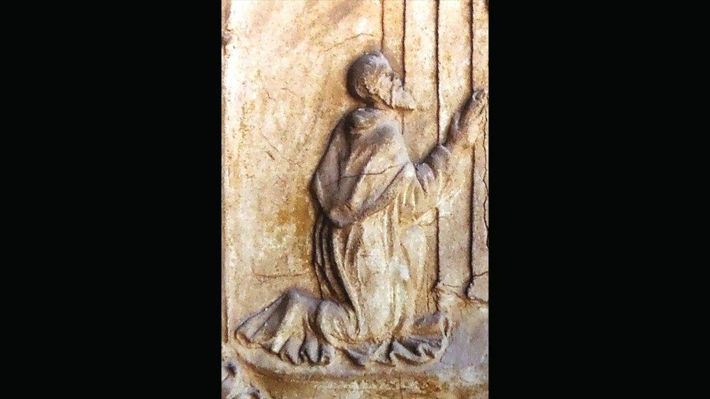 Giovanni da Udine, Egidio da Viterbo in ginocchio (particolare) davanti al Papa sullo sfondo delle Logge, 1518-1519 ca., medaglione in stucco, pilastro esterno della quinta campata delle Logge di Raffaello.