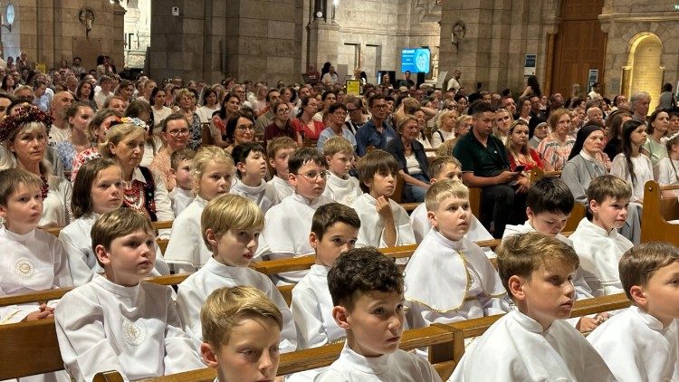 W Mszy św. uczestniczyła liczna grupa dzieci pierwszokomunijnych
