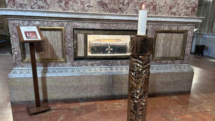 La lampada votiva accesa da Leone XIV che rester&agrave; sempre accanto alle reliquie di sant'Agostino