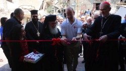 Blotz bei der Eröffnung der Klinik zwischen den Patriarchen Theophilos III. und Pizzaballa
