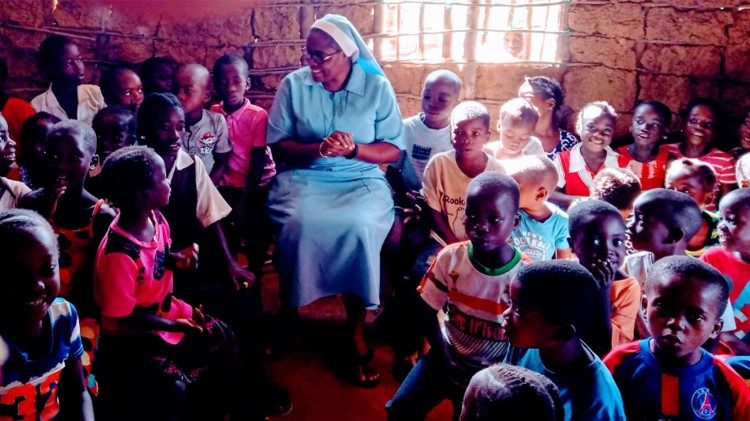 Sr. Philomena unterrichtet Kinder einer &ouml;rtlichen Schule