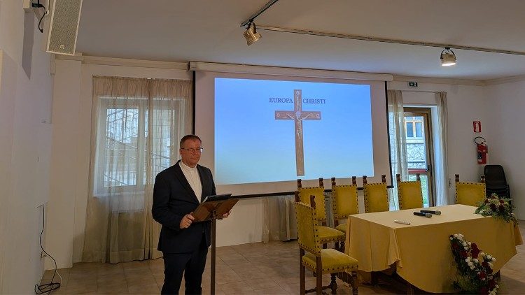Ks. prof. Mirosław Sitarz, moderator Ruchu Europa Christi, przedstawił zarys bogatej działalności polskiego Papieża