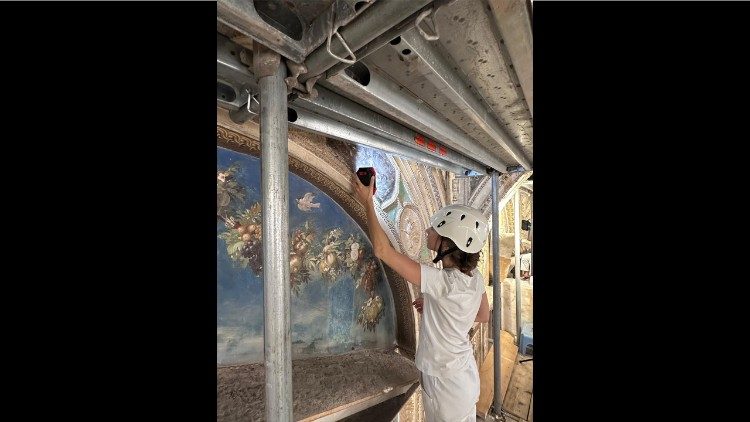 8.	Controllo dei sollevamenti della pellicola pittorica, foto del Laboratorio di Restauro Dipinti e Materiali lignei dei Musei Vaticani, giugno 2026 (Copyright &copy; Governatorato SCV – Direzione dei Musei. Tutti i diritti riservati)