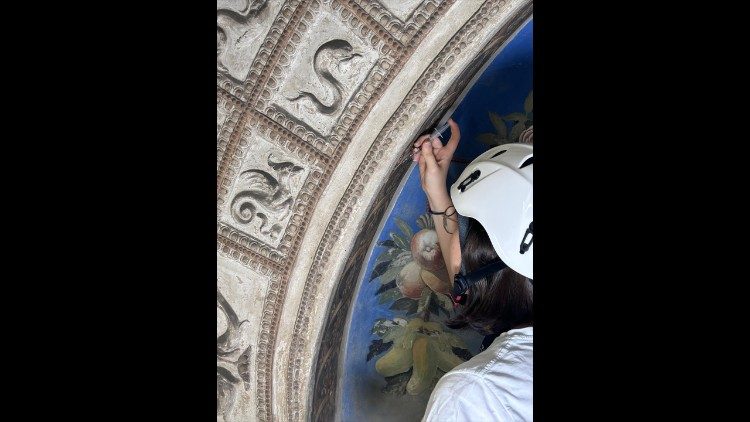 7.	Consolidamento della pellicola pittorica con iniezioni di adesivo, foto del Laboratorio di Restauro Dipinti e Materiali lignei dei Musei Vaticani, giugno 2026 (Copyright &copy; Governatorato SCV – Direzione dei Musei. Tutti i diritti riservati)