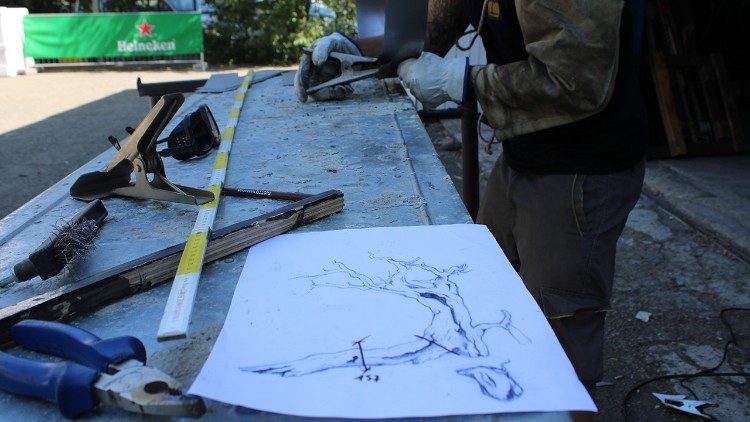 Una fase della lavorazione delle scenografie
