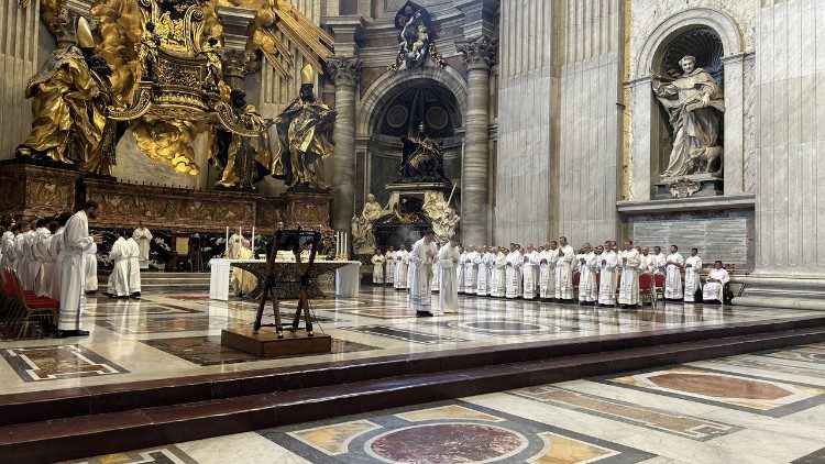 Os 800 padres que participaram da celebra&ccedil;&atilde;o eucar&iacute;stica na Bas&iacute;lica de S&atilde;o Pedro