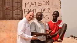 Johannes Laichner (links) beim Projektbesuch in Kamerun