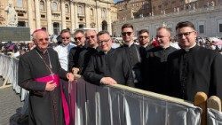 Neoprezbiterzy Archidiecezji Lubelskiej wraz z ks. abpem Stanisławem Budzikiem