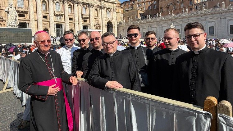 Abp Stanisław Budzik na Placu św. Piotra wraz z neoprezbiterami, kt&oacute;rzy przyjęli święcenia kapłańskie 30 maja 2026 roku