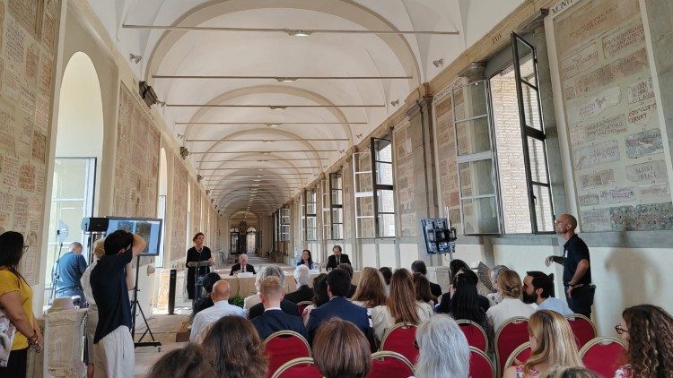 La conferenza stampa nella Galleria Lapidaria dei Musei Vaticani - &copy; Paolo Ondarza - Vatican News