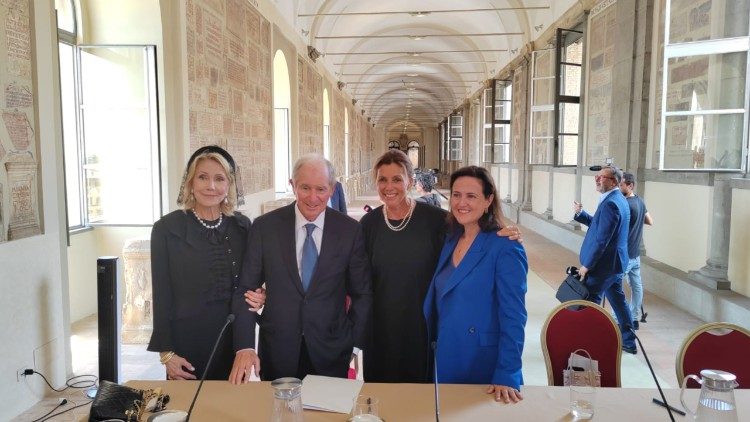 Nella foto Stephen e Chiristine A. Schwarzman, Barbara Jatta e B&eacute;n&eacute;dicte de Montlaur - &copy; foto Paolo Ondarza - Vatican News