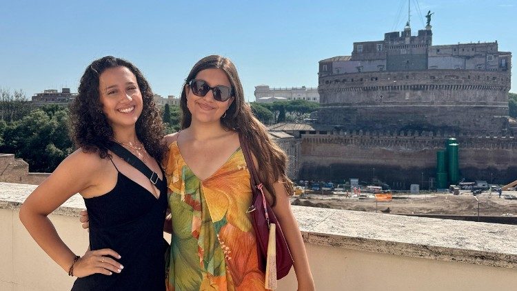 Ana Clara Collet Rocha e Amanda Torres de Ara&uacute;jo, de Goi&acirc;nia/GO, em visita &agrave; R&aacute;dio Vaticano
