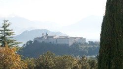 Montecassino im südlichen Latium: Das Urkloster der Benediktiner, errichtet auf einem Hügel wie alle späteren Klöster dieser geistlichen Tradition.