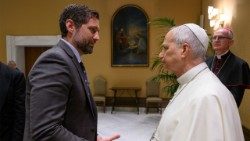 Nhà văn Công giáo người Mỹ Phil Klay yết kiến Đức Thánh Cha Lêô XIV tại Vatican, ngày 25.06.2026.