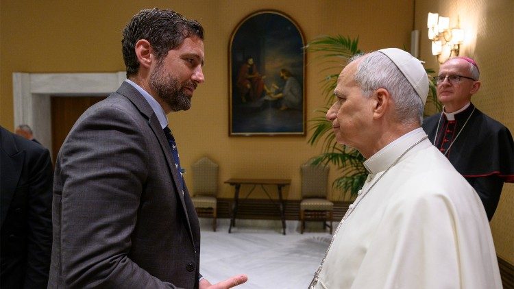 Nhà văn Công giáo người Mỹ Phil Klay yết kiến Đức Thánh Cha Lêô XIV tại Vatican, ngày 25.06.2026.